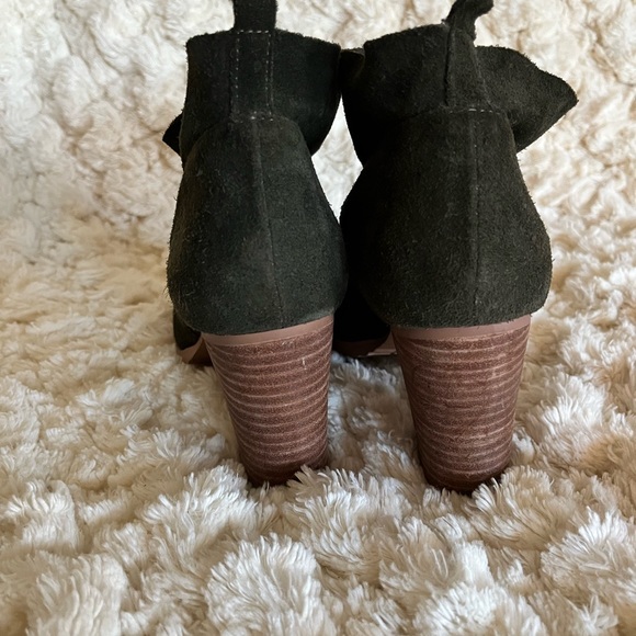 Crown vintage dark green suede heeled ankle bootie - Picture 3 of 4